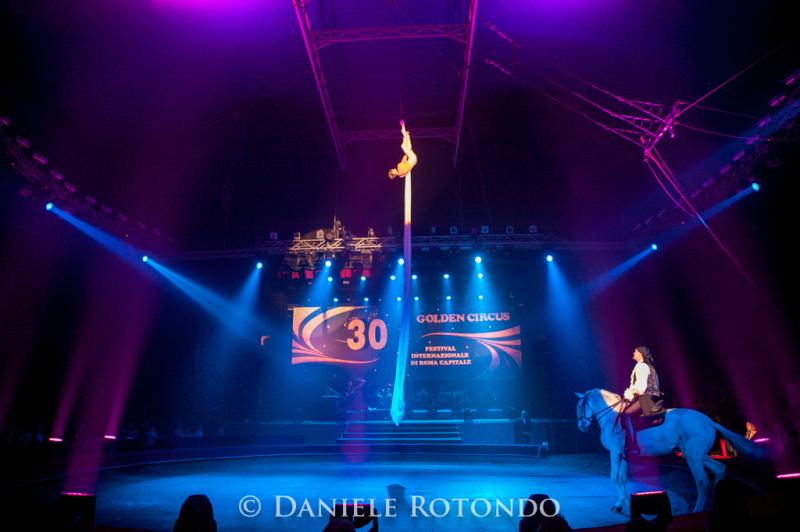 Performance aerea con cavallo, Sneja e Paride Orfei.